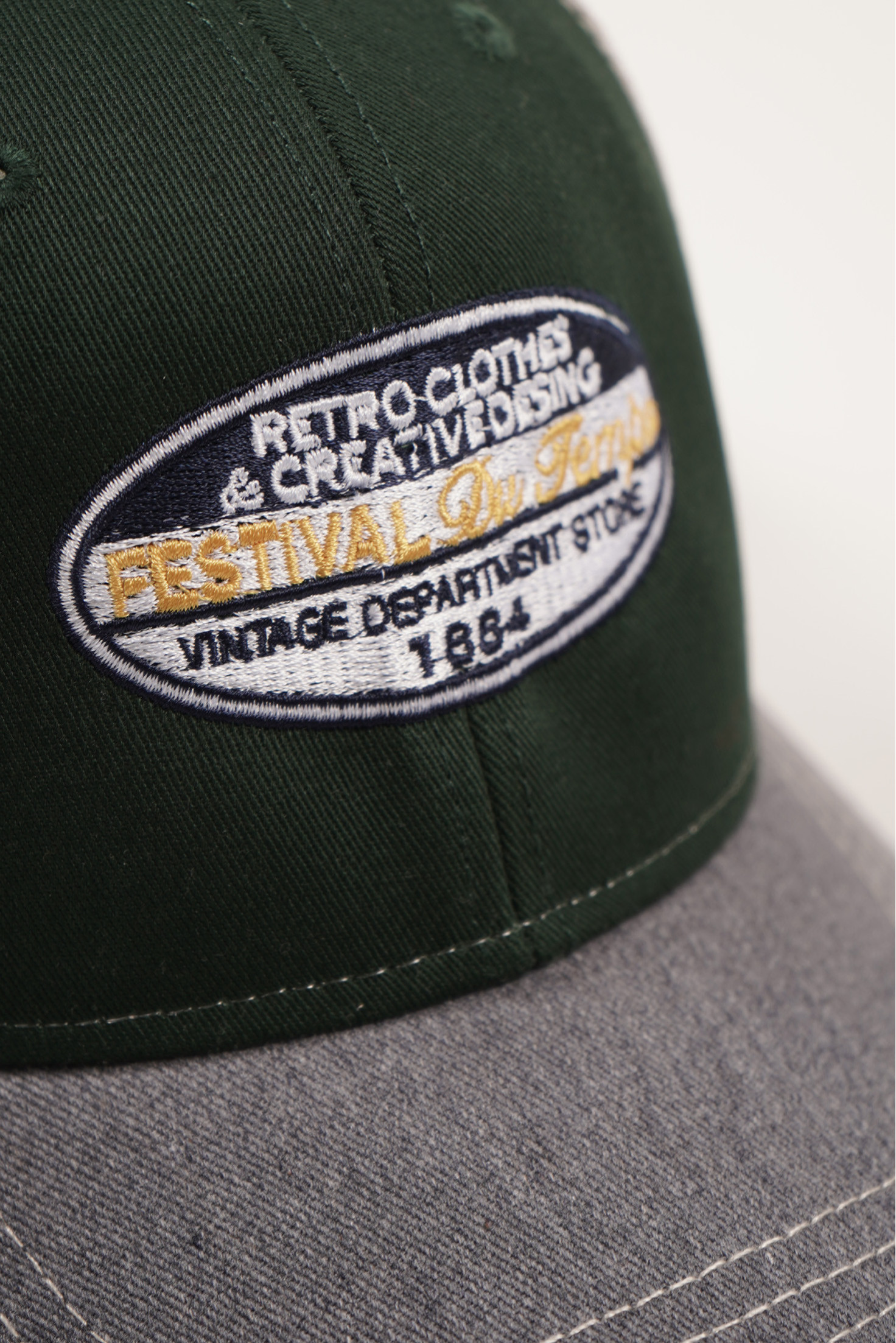 GORRA TRUCKER VERDE PARCHE RETRO AZUL