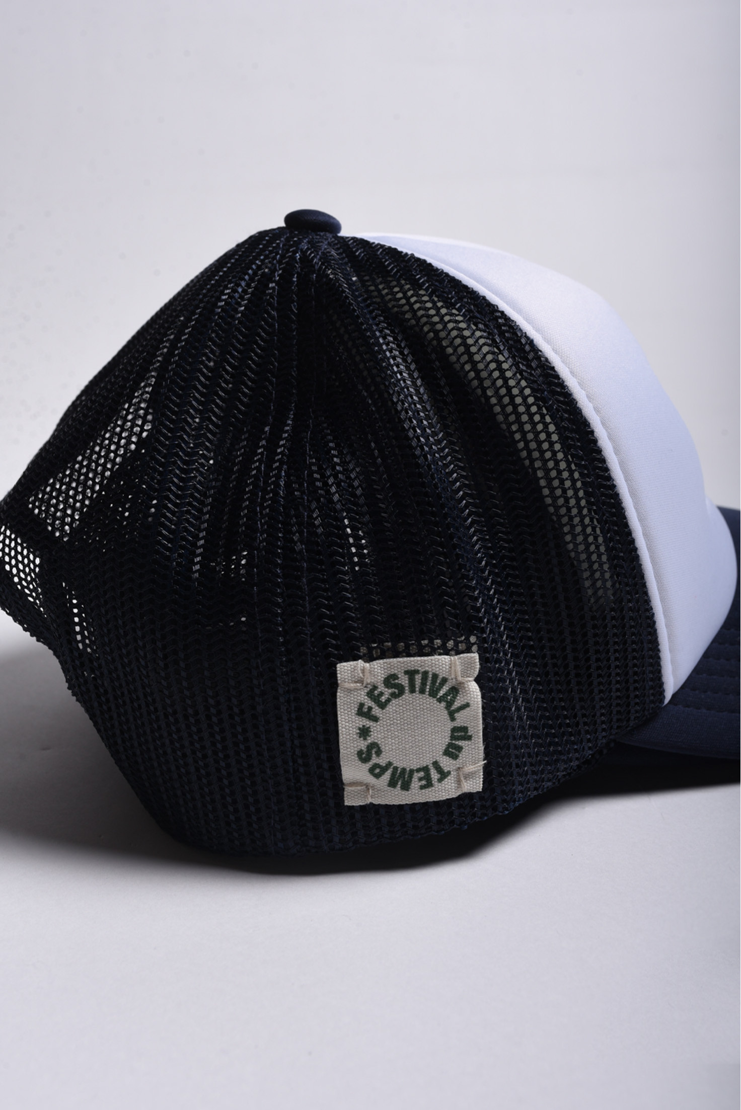 GORRA TRUCKER BLANCA PARCHE RETRO ROJO