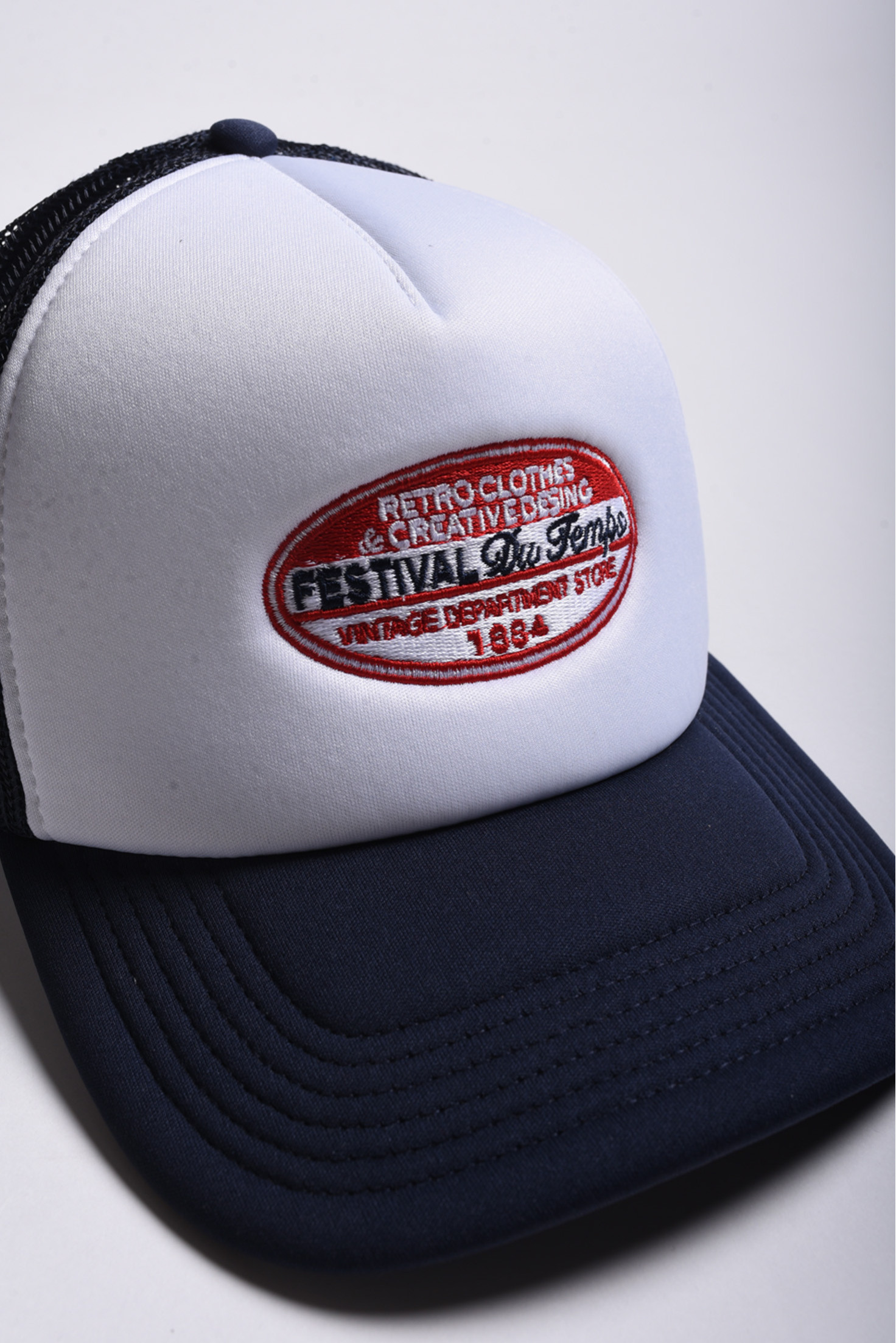 GORRA TRUCKER BLANCA PARCHE RETRO ROJO