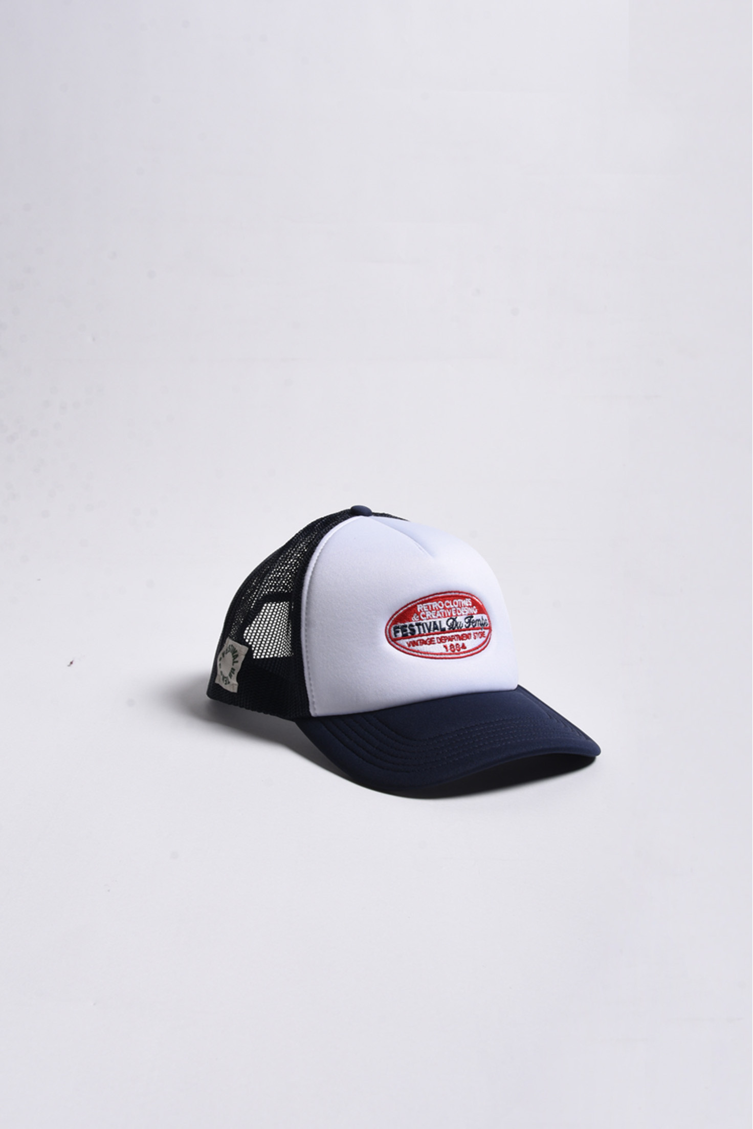 GORRA TRUCKER BLANCA PARCHE RETRO ROJO