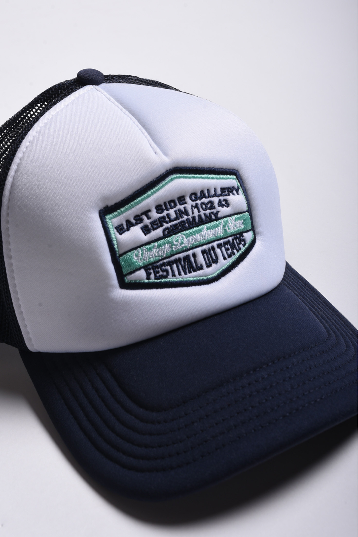 GORRA TRUCKER BLANCA EAST GALLERY TURQUESA